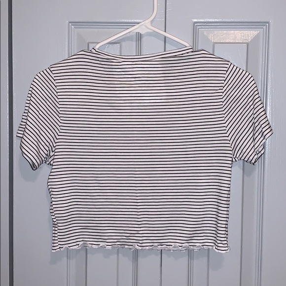 Black & white striped lettuce edged cropped tshirt - Picture 4 of 4